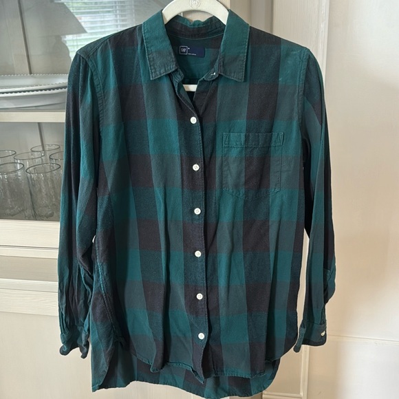 GAP Tops - Gap long sleeve flannel button down. Black/green. Size M